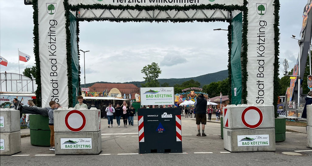 Mobile Fahrzeugsperren von A2W sorgen für Sicherheit beim Pfingstfest in Bad Kötzting